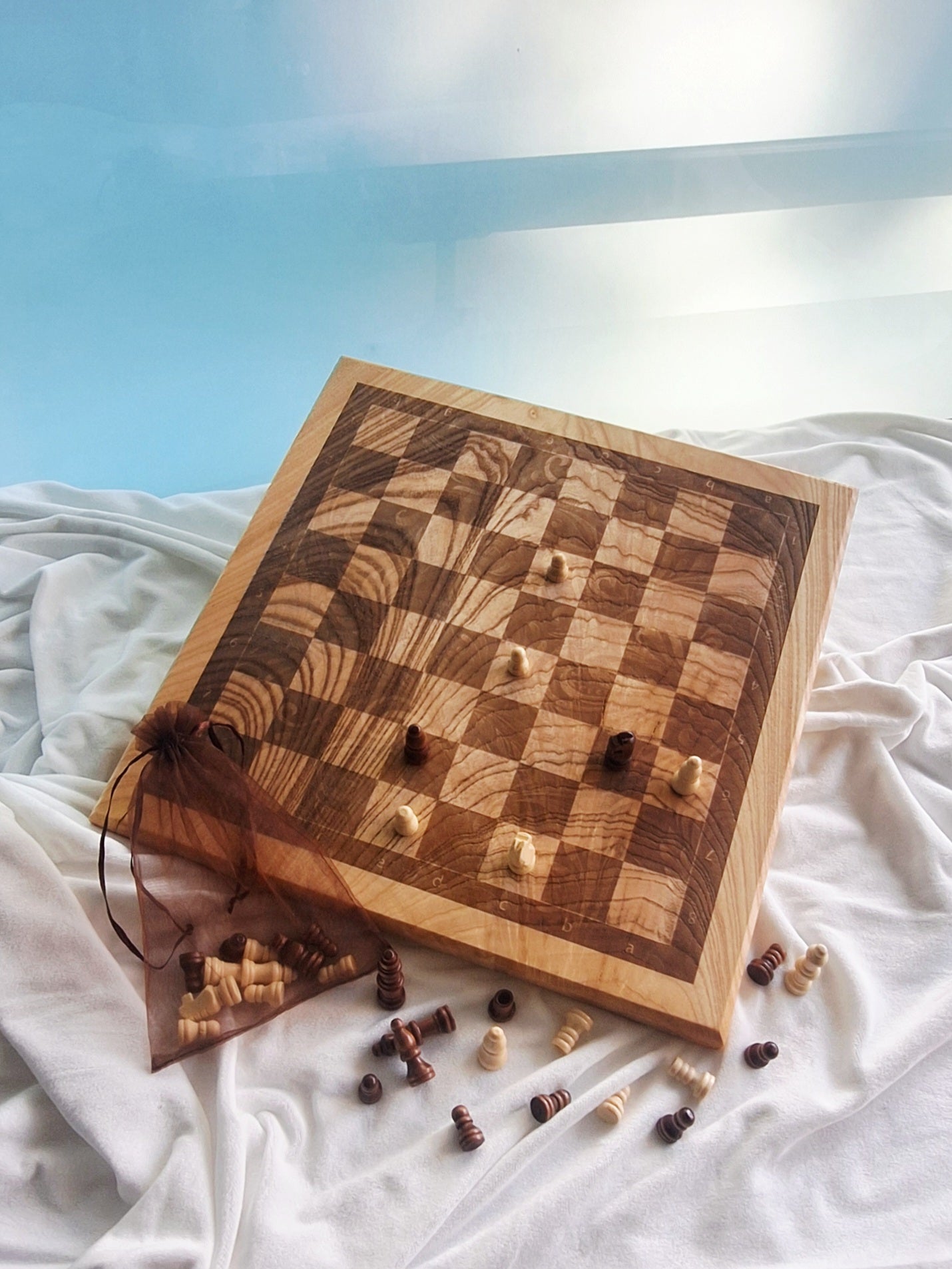 Schachbrett XL aus Echtholz Esche mit Spielefiguren