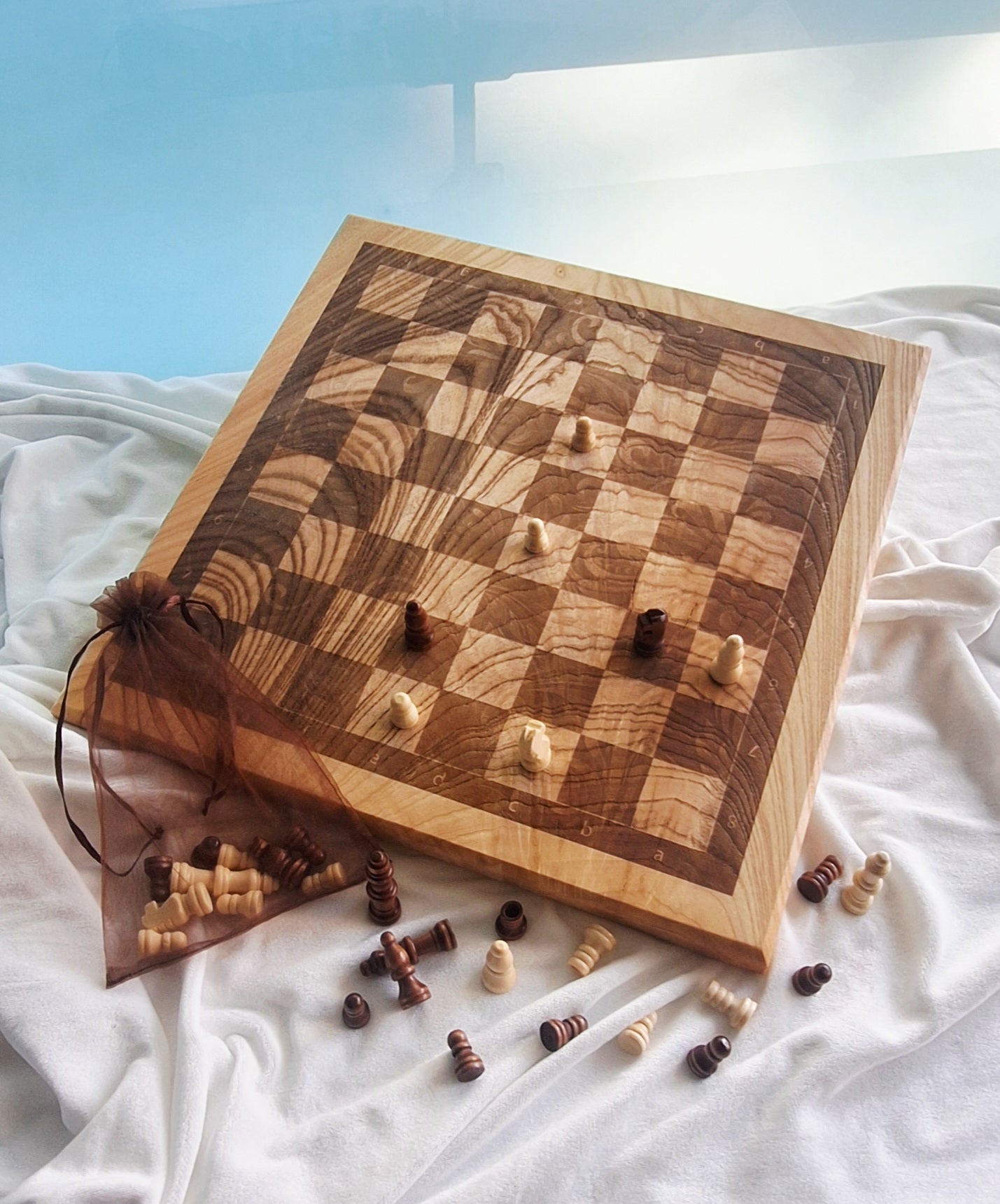Schachbrett XL aus Echtholz Esche mit Spielefiguren