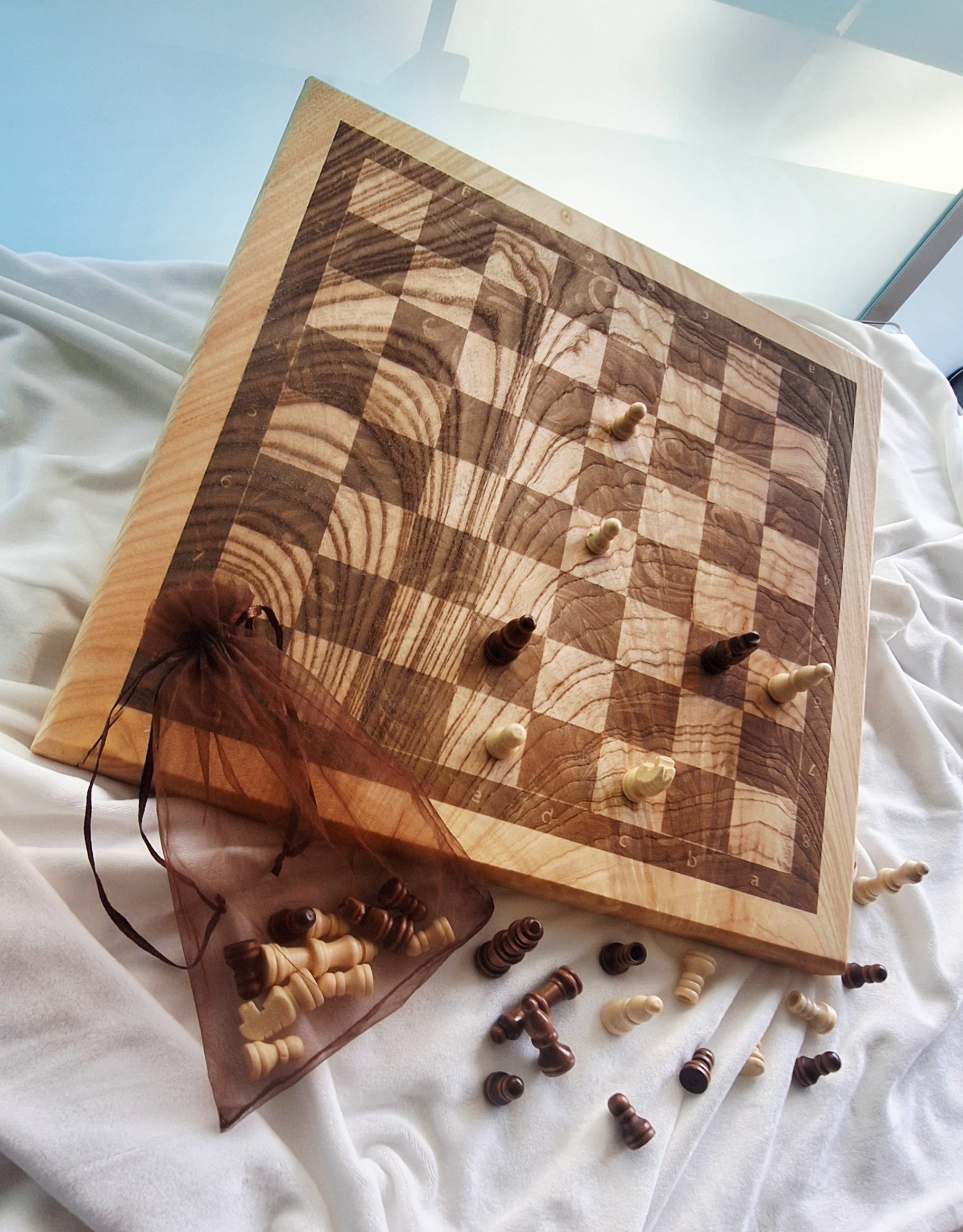 Schachbrett XL aus Echtholz Esche mit Spielefiguren