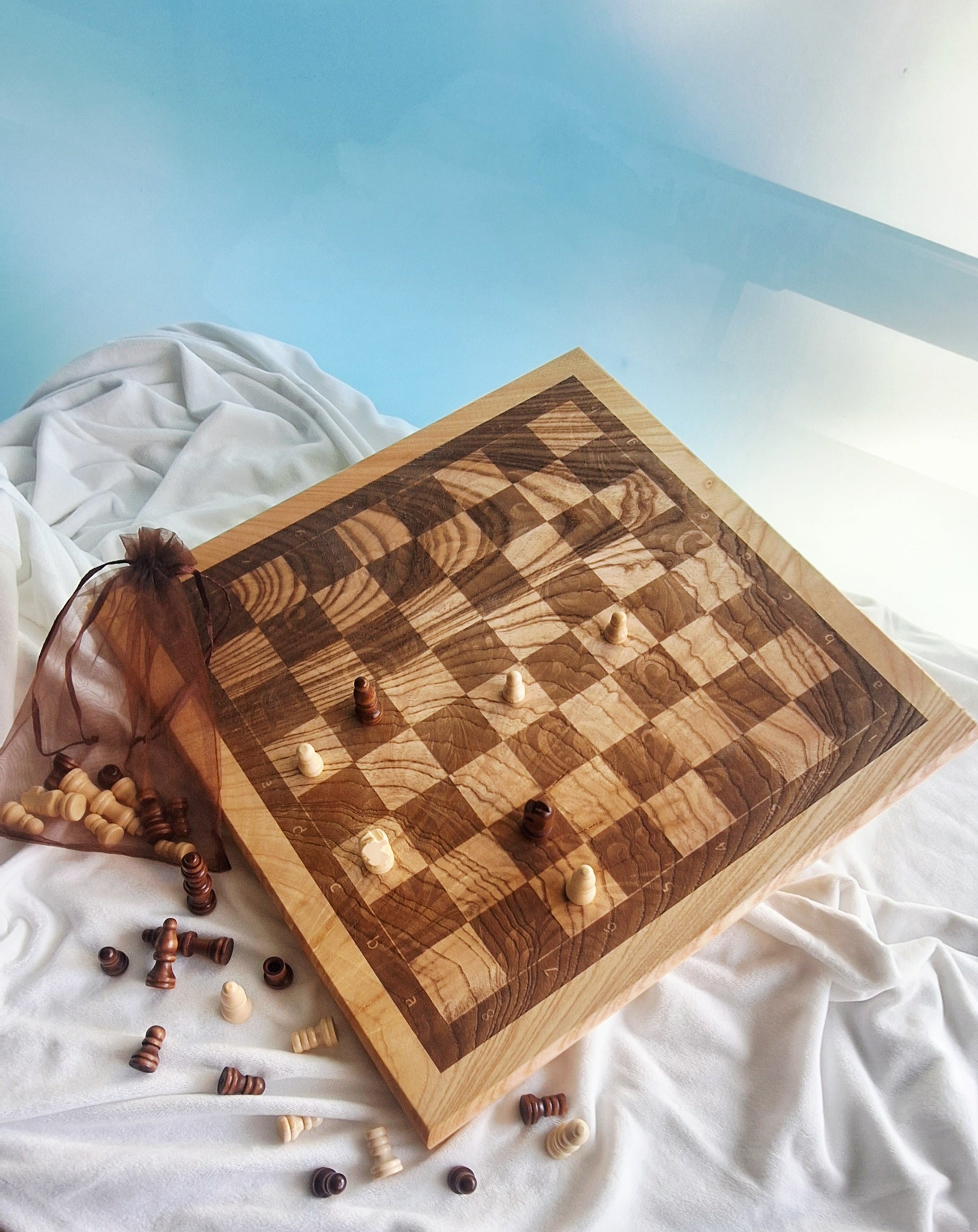 Schachbrett XL aus Echtholz Esche mit Spielefiguren