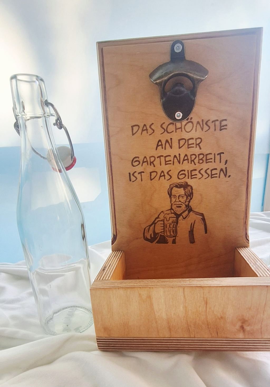 Flaschendeckelsammler mit Flaschenöffner und lustiger Gravur