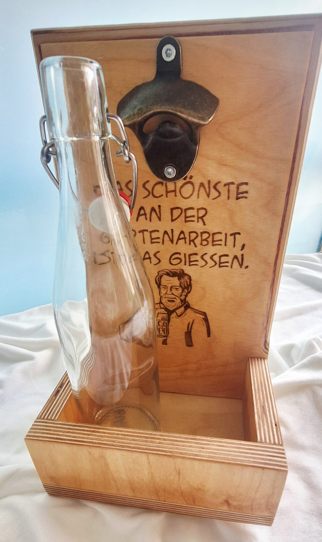 Flaschendeckelsammler mit Flaschenöffner und lustiger Gravur