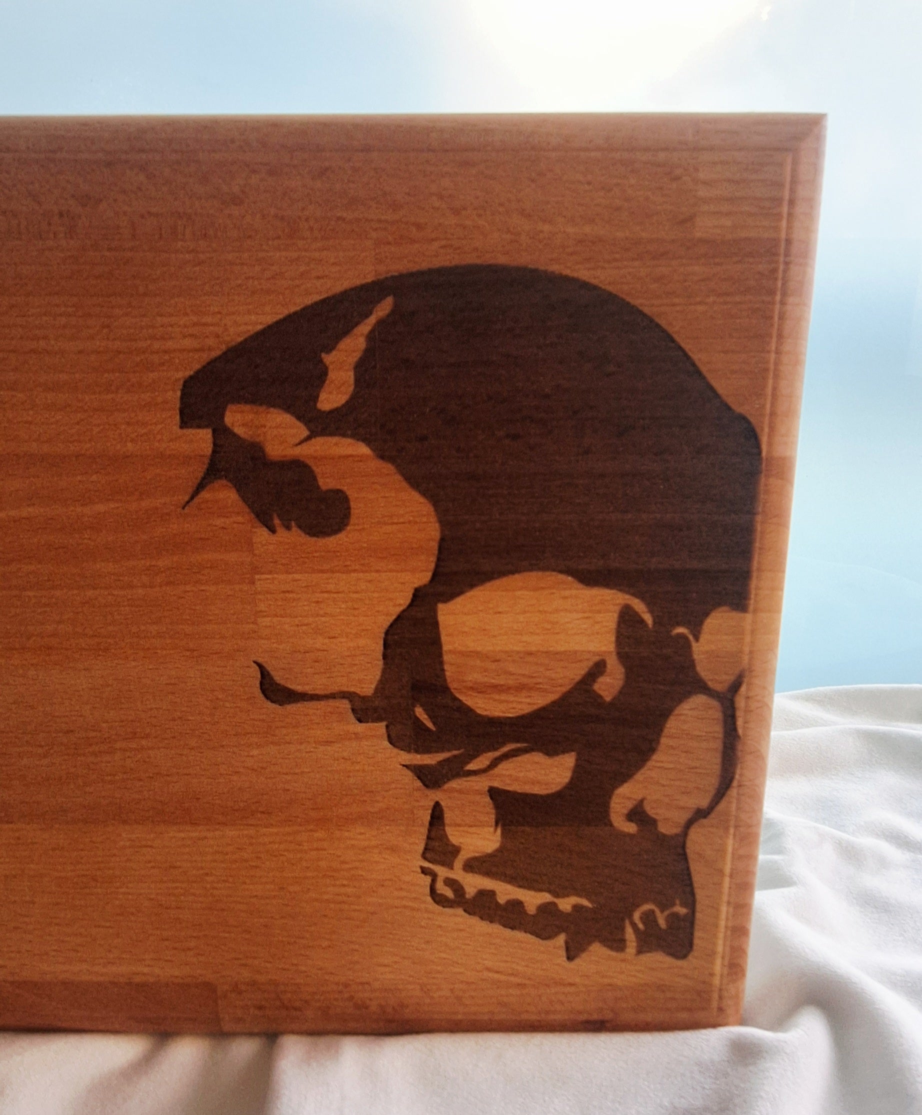 Schneide-Frühstücksbrett mit Totenkopf (Grösse L)