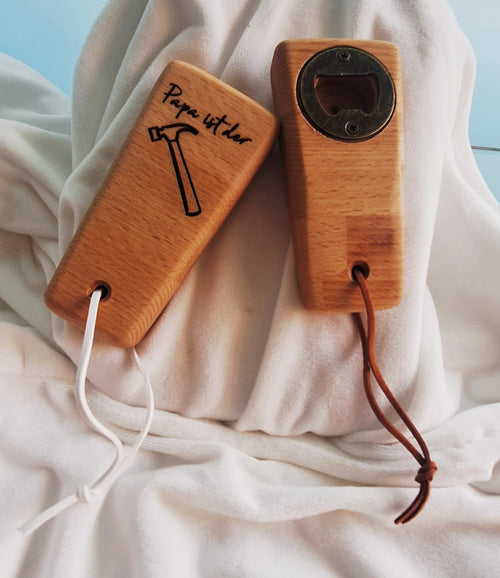 Flaschenöffner (Handmade) Buchenleimholz Gravur "Papa ist der Hammer"