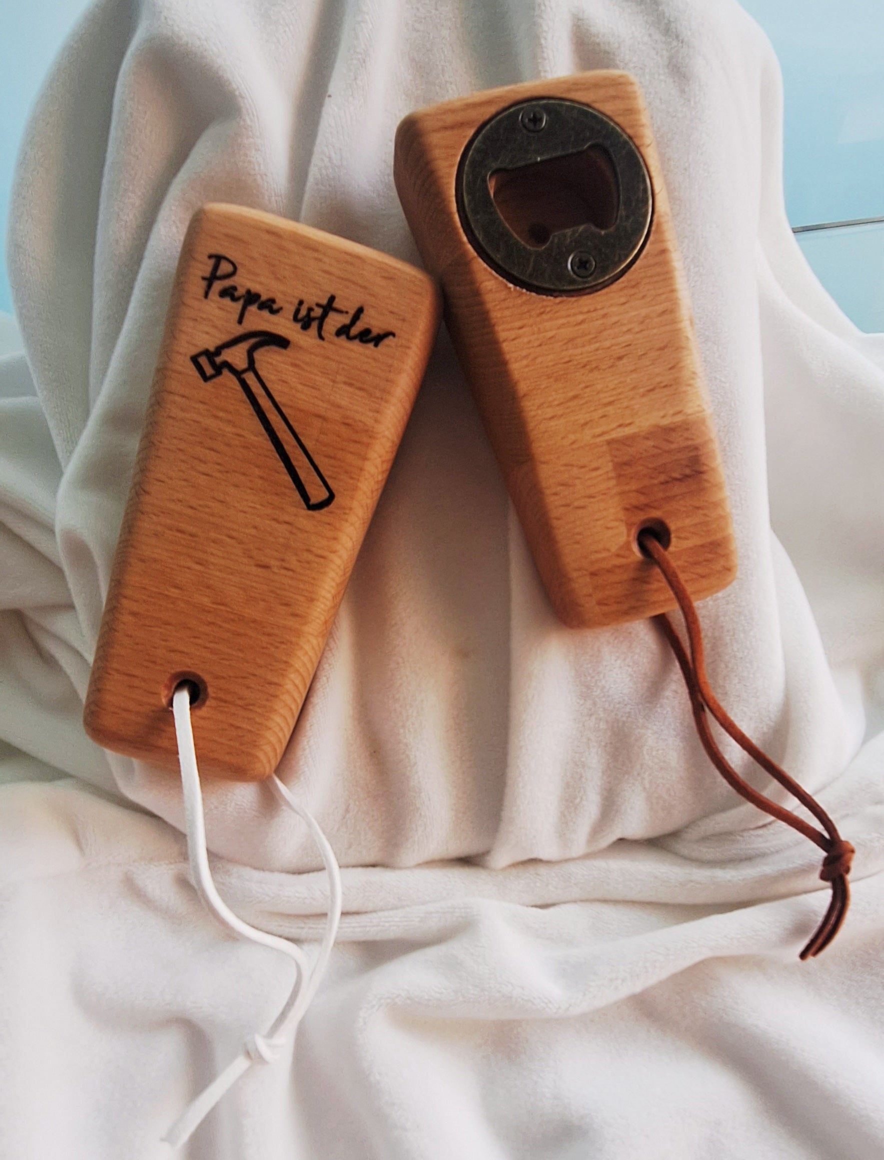 Flaschenöffner (Handmade) Buchenleimholz Gravur "Papa ist der Hammer"