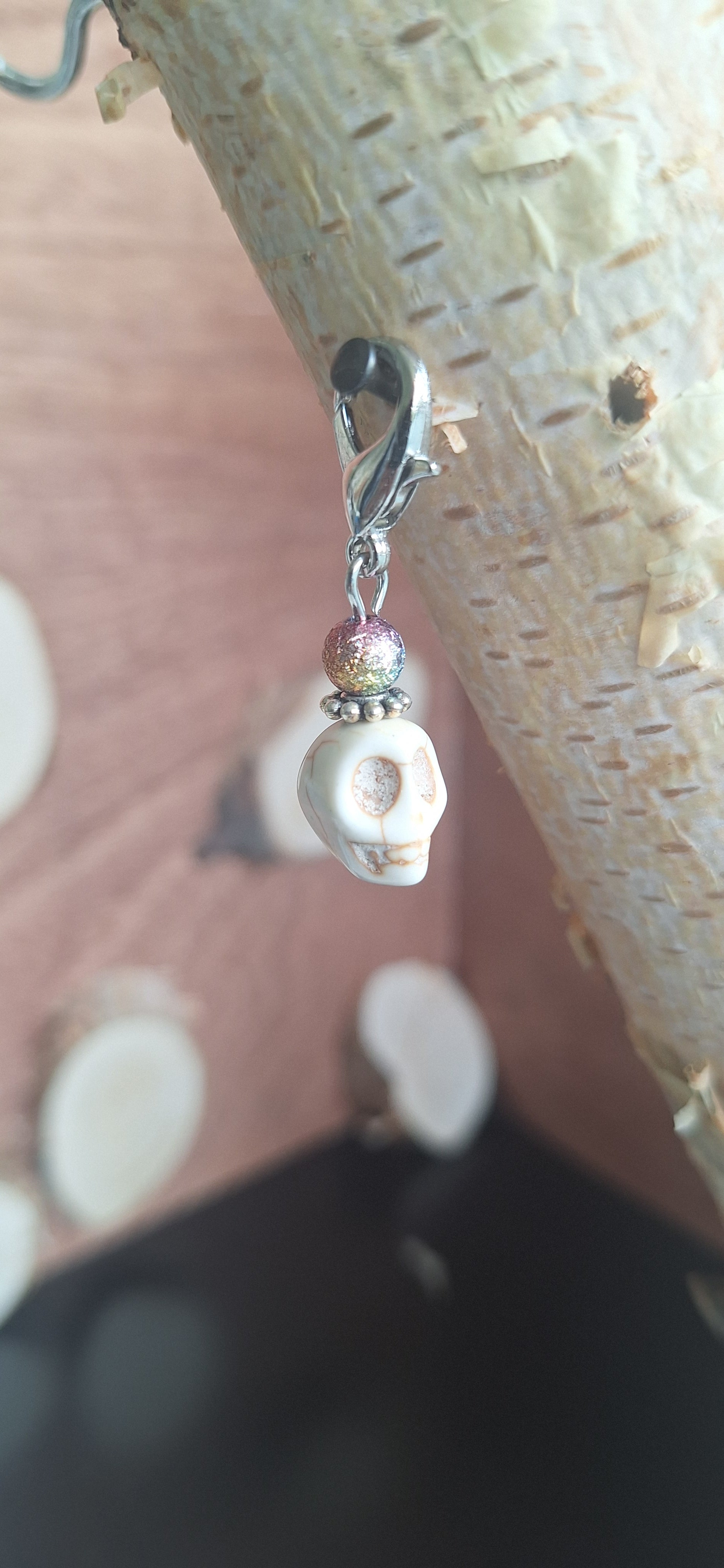 Schlüsselanhänger Small Skull mit Rainbowperle