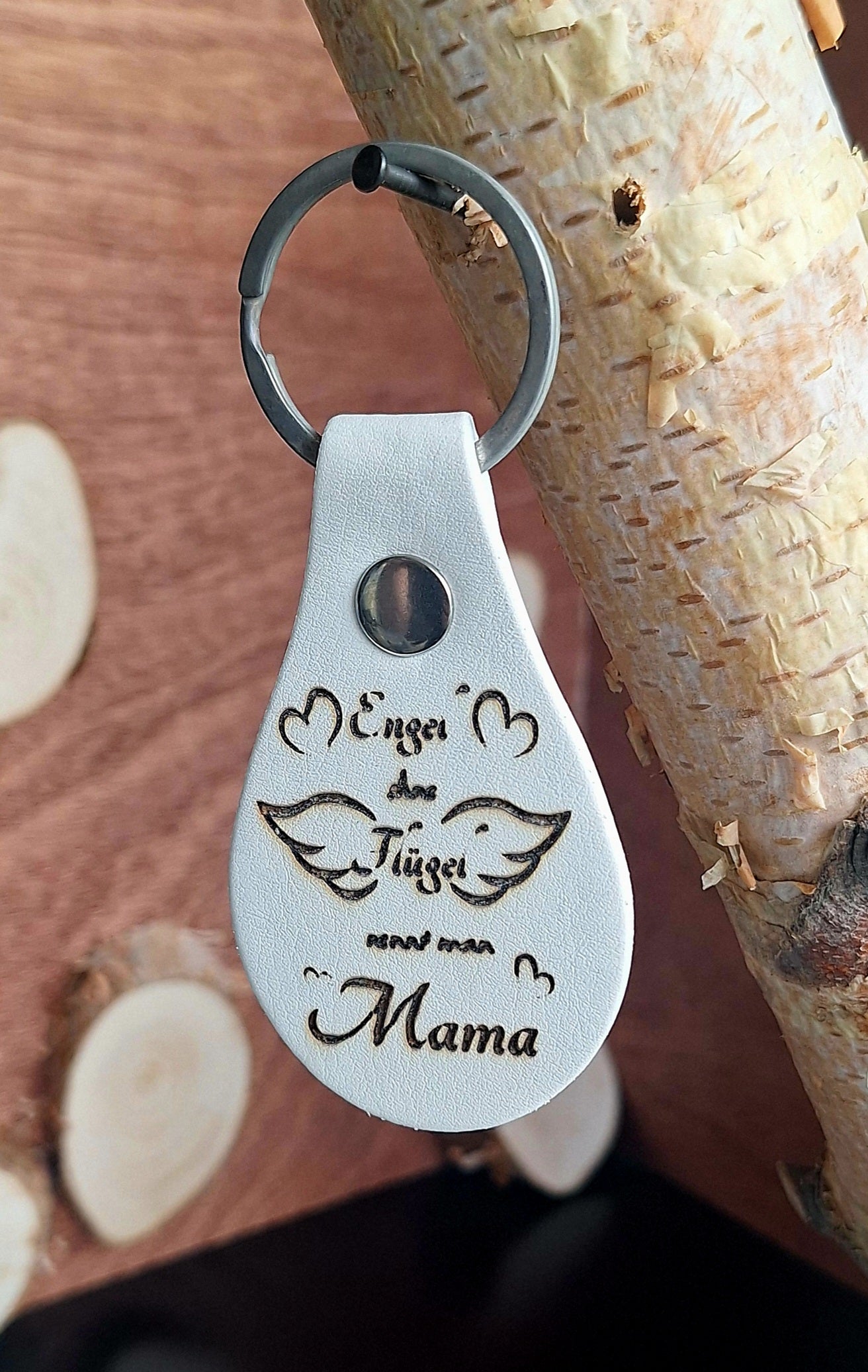 Schlüsselanhänger Leder Oval Weiss "Engel ohne Flügel nennt man Mama"