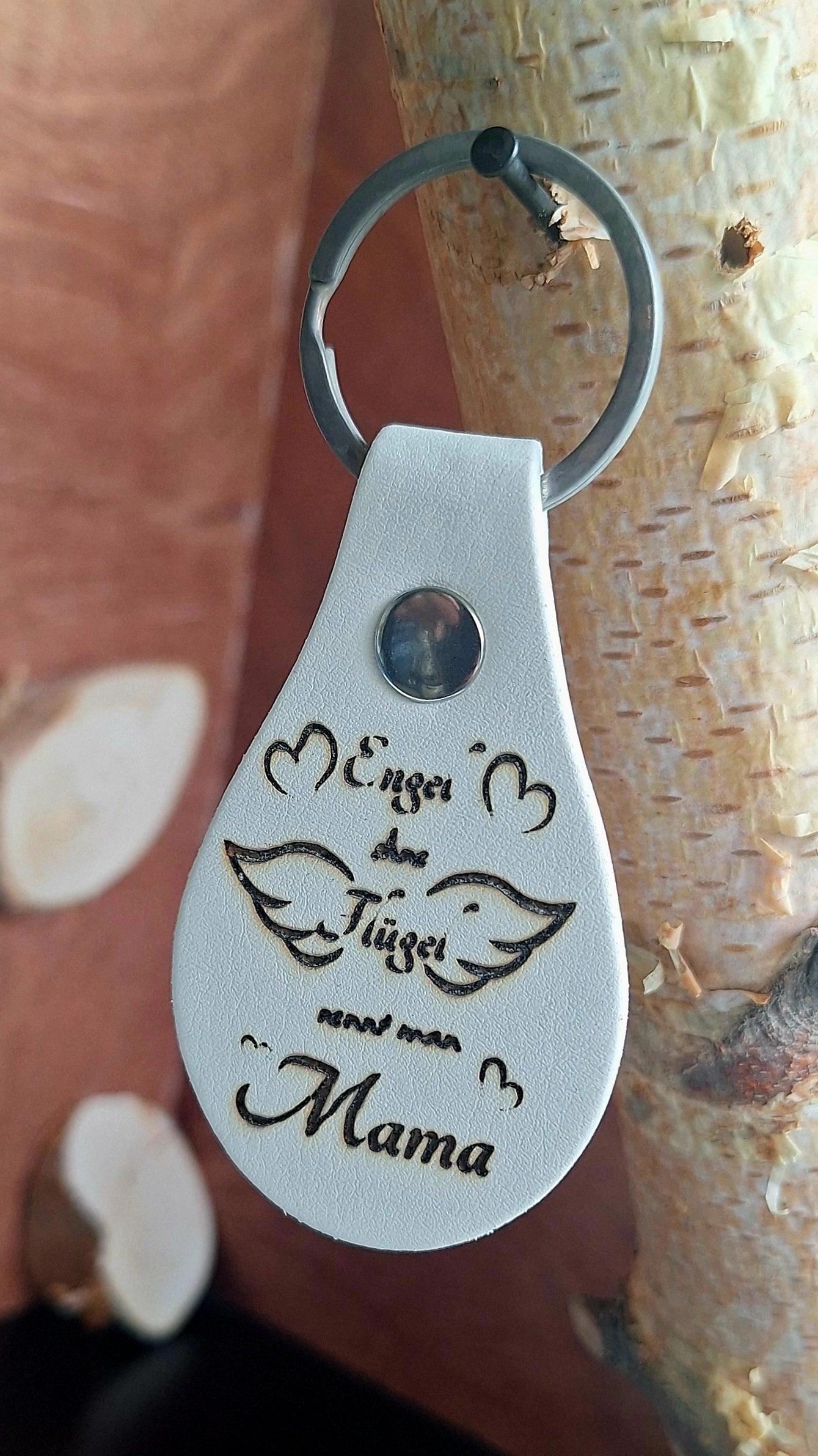 Schlüsselanhänger Leder Oval Weiss "Engel ohne Flügel nennt man Mama"