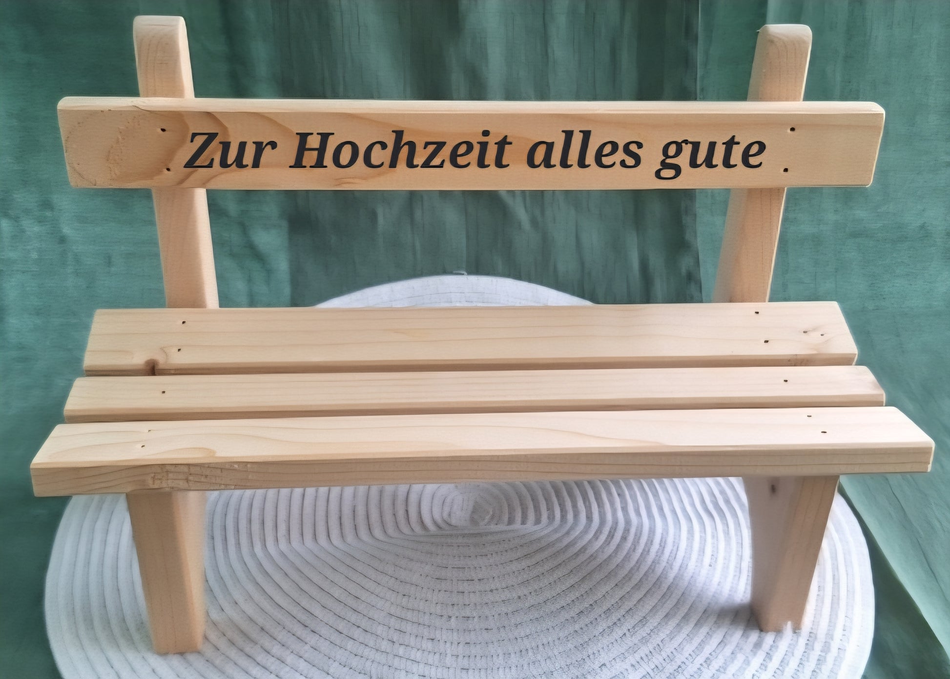 Dekoratives Sitzbänkli mit Gravur aus Fichtenholz