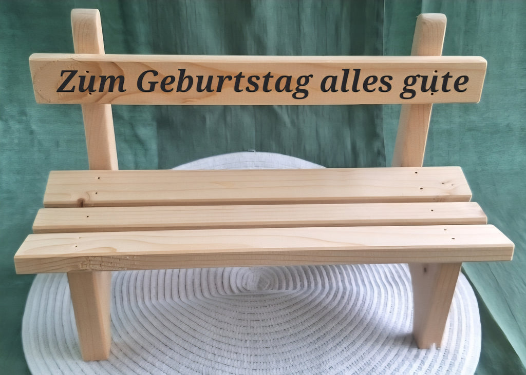 Dekoratives Sitzbänkli mit Gravur aus Fichtenholz
