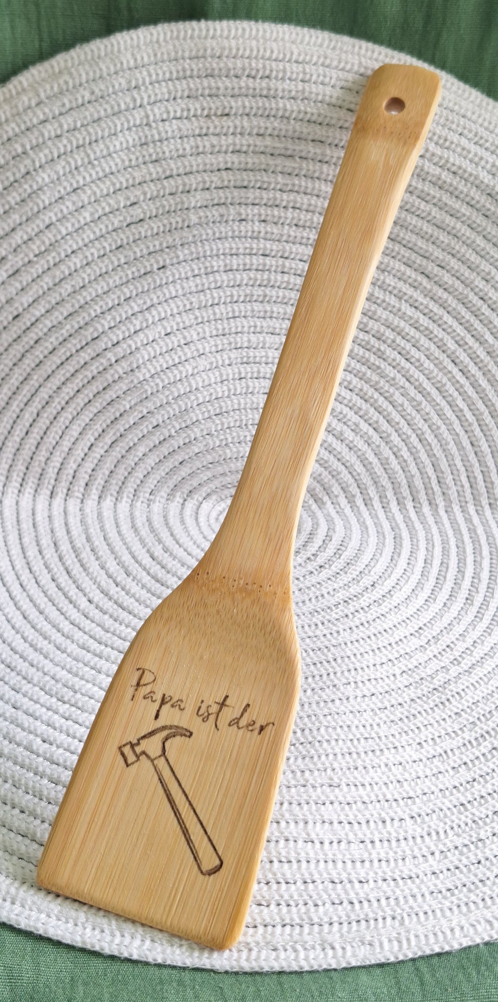 Kochkelle / Holzkelle / Kochlöffel aus Bambus mit Gravur "Papa ist der Hammer"