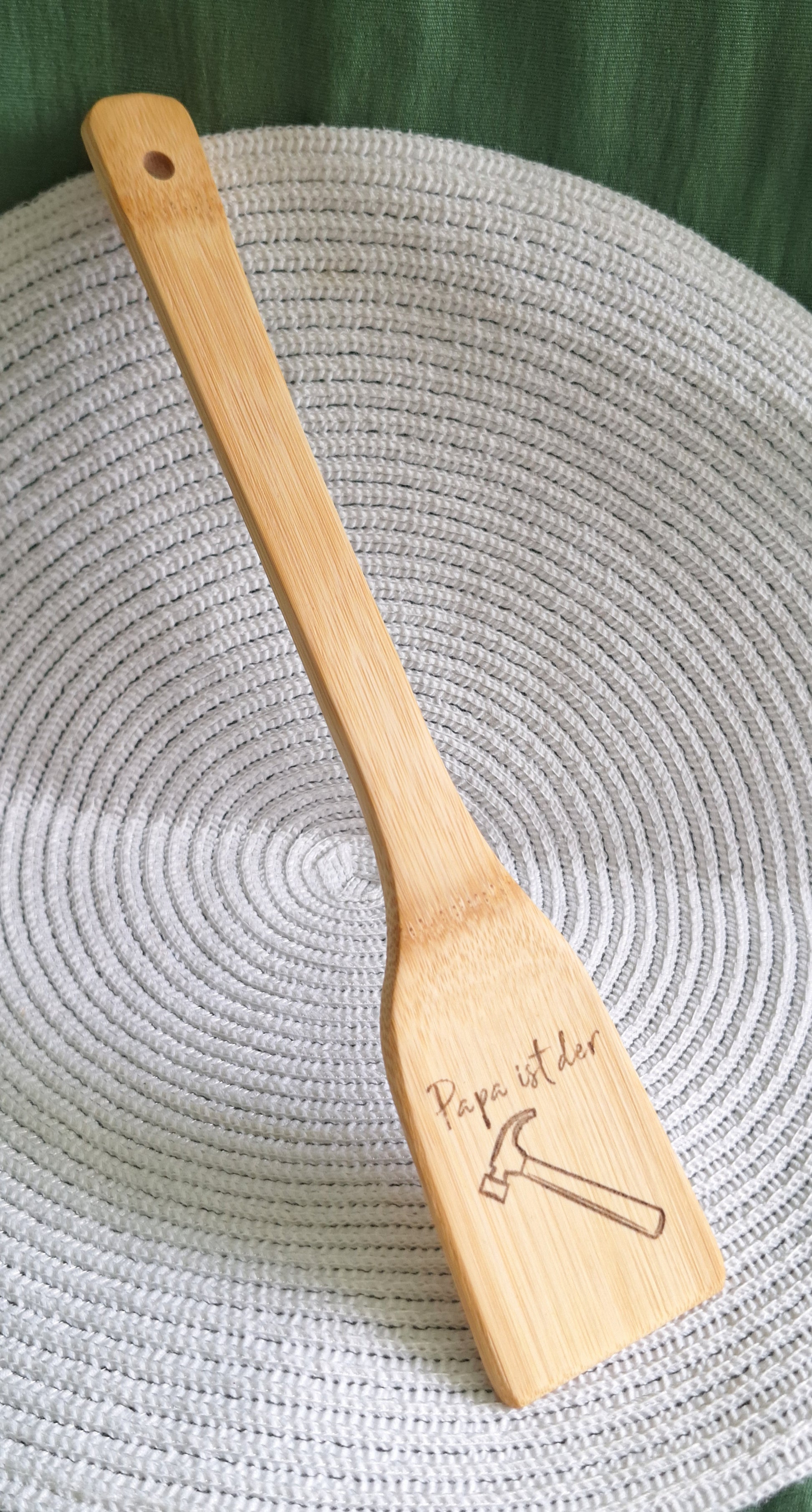 Kochkelle / Holzkelle / Kochlöffel aus Bambus mit Gravur "Papa ist der Hammer"